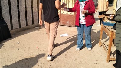 استقبال طلاب الثانوية العامة بالورد والمياه أمام لجان امتحانات الدور الثاني بالفيوم