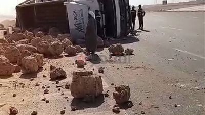 انقلاب سيارة نقل محملة بالحجارة على الطريق الدولي الساحلي بمطروح دون إصابات