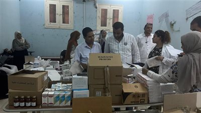 الكشف على مئات المواطنين وصرف العلاج مجانًا خلال قافلة طبية بالأقصر