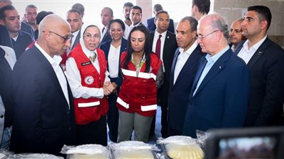 وزير الخارجية ورئيس الوزراء الفلسطيني يزوران مركز الإمداد الغذائي بالشيخ زويد