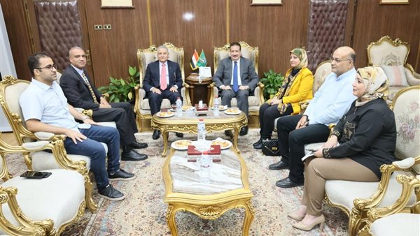 جانب من لقاء محافظ