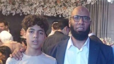 أب يزعم وفاة ابنه بعد تناوله وجبة شعرية سريعة التحضير ومقرمشات