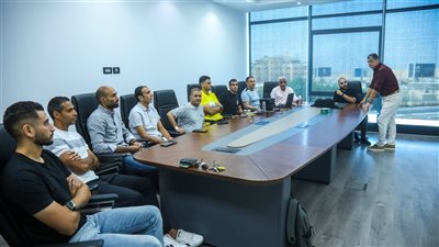 بحضور معروف وأمين عمر.. أوسكار رويز يحلل أداء حكام الجولة الثانية للدوري 