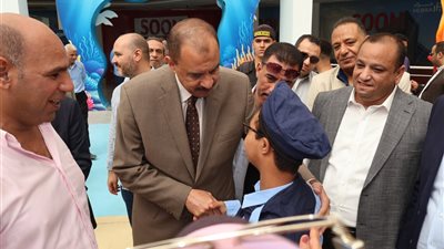 لمسة إنسانية.. محافظ سوهاج يحتفل مع الطلاب ذوي الهمم في يوم ترفيهي بمدينة سوهاج الجديدة