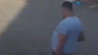 شيطان في صورة إنسان.. استغاثة عاجلة من أهالي الدقهلية بسبب شاب يعتدي على المواطنين والحيوانات بالشوارع