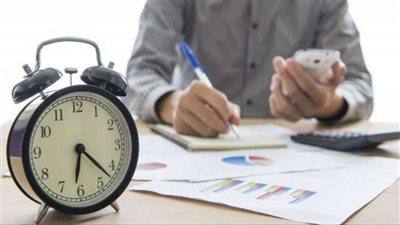 تفاصيل مقترح تغيير مواعيد العمل الرسمية من 5 فجرًا حتى 12 ظهرًا.. بين مؤيد ومعارض