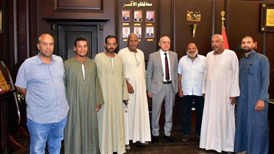 محافظ الأقصر يوجّه بزيادة سيارات الكسح وإنارة الطريق الرئيسي ودراسة إنشاء جناح جديد بالمدرسة الإعدادية بإحدى القرى