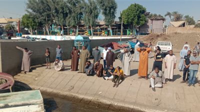 رغم حرارة الشمس.. أهالي العتامنة يترقبون ظهور طفلهم الغريق بعبّارة طهطا: عشمنا في ربنا كبير| صور