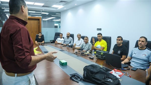 محمد معروف خلال الاجتماع