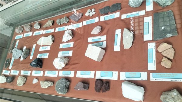  فاترينة نادرة للأحجار