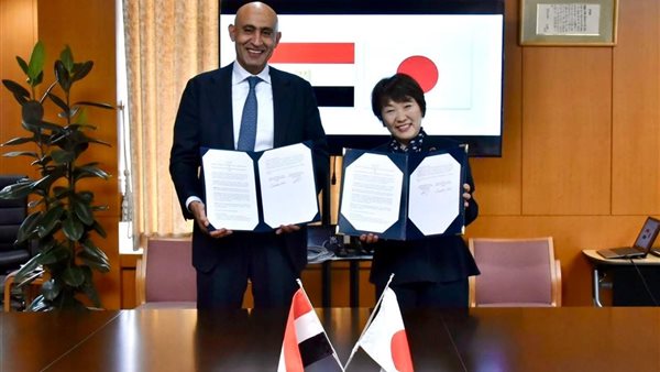 جانب من التوقيع 