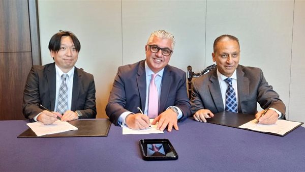 جانب من التوقيع