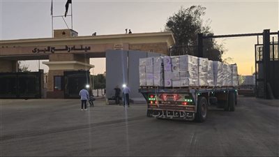 عبور 3 شاحنات تحمل خياما من معبر رفح البري تمهيدا لدخولها غزة 