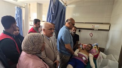 محافظ القليوبية يزور مصاب حريق منطقة الشدية ببنها ويشيد بشجاعته