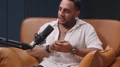 أوس أوس: بعد وفاة والدي سيبتله كرسي فاضي في المسرح علشان أحس بوجوده