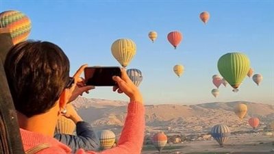 عودة قوية لرحلات البالون الطائر.. 700 سائح في سماء الأقصر