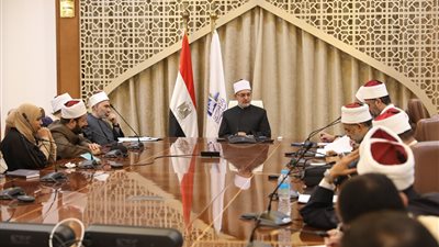 المفتي خلال اجتماعه بأمناء الفتوى والباحثين: نولي عناية خاصة بالجانب البحثي والعلمي