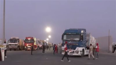 تحرك شاحنات المساعدات الإنسانية من مصر إلى قطاع غزة عبر معبري كرم أبو سالم والعوجة