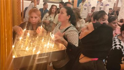  بالشموع والنذور.. أقباط إسنا يحتفلون بعيد السيدة العذراء مريم | صور 