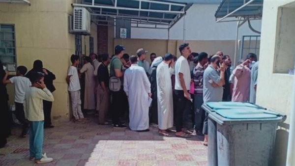 جانب من طوابير المواطنين