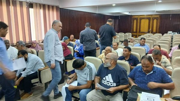 جانب من توقيع العقود