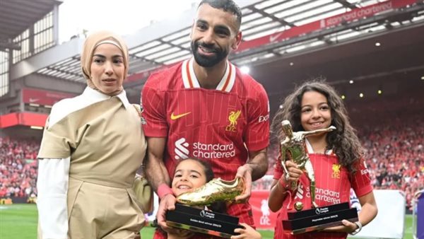 محمد صلاح صُحبة ابنتيه