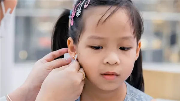 ثقب أذن فتاة - أرشيفية