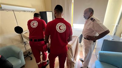 الهلال الأحمر يزور مصابي حادث طريق الإسكندرية - مطروح بالمستشفى ويقدم الدعم النفسي