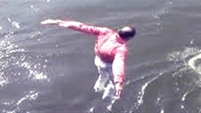 قفزا في ترعة.. ضبط متهمين بسرقة الدراجات البخارية وتجارة المخدرات بسوهاج