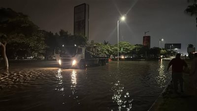 إصلاح كسر مفاجئ بخط الري بالطريق الرئيسي بمدينة العبور