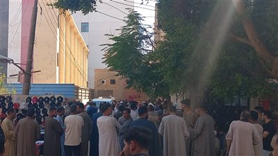 وسط انهيار أسرهم.. استلام جثامين ضحايا حادث تصادم سيارتين بأسيوط 