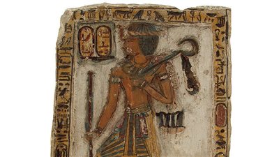 لوحة نادرة في متحف التحرير تجسد الملك أمنحتب الأول كإله شعبي في دير المدينة