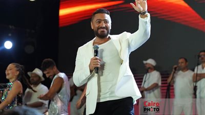 كعادته.. تامر حسني يشعل أجواء حفله بمهرجان مراسي 