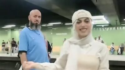 على أغاني مهرجانات.. رقص فتاتين داخل إحدى محطات مترو الأنفاق يثير الغصب على السوشيال ميديا