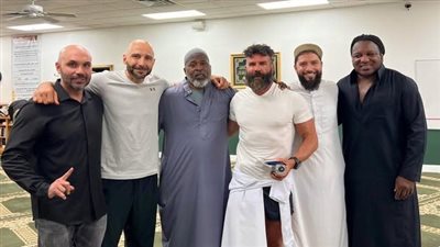 بعد ظهوره في خطبة الجمعة بـ لاس فيجاس.. تساؤلات حول اعتناق الممثل دان بيلزريان الإسلام