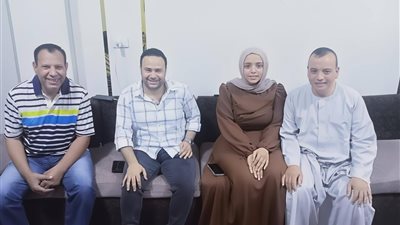 عائلة الطالبة عائشة تحتفل بعودة رغباتها الجامعية بعد التلاعب