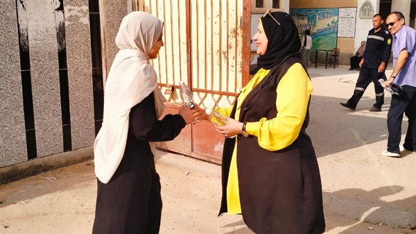 توزيع مياه لطلاب