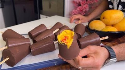 آيس كريم مانجو بالكريم شانتيه مغطى بالشوكولاتة.. وصفة جديدة وممتعة