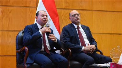 رفقة كامل الوزير.. وزير العمل يعلن زيارة بطل مزلقان بني سويف وصرف 50 ألف جنيه تكريمًا له