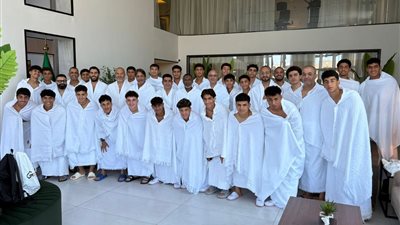 بعثة منتخب الناشئين تؤدي مناسك العمرة قبل انطلاق بطولة كأس الخليج | صور