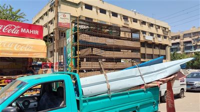 حي النزهة يواصل حملات لرفع الإشغالات.. وإزالة كشك مخالف بسوق المشربية في الشيراتون| صور