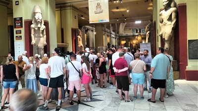 توافد السائحين العرب والأجانب على المتحف المصري بالتحرير لمشاهدة القطع الأثرية | صور 