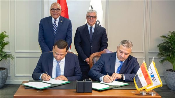 جانب من التوقيع 