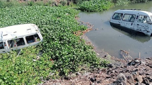 انقلاب سيارتين أجرة