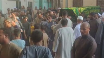 أهالي قنا يشيعون جثمان شاب تُوفي صعقًا بالكهرباء خلال عمله في السعودية