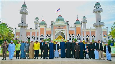 مفتي الجمهورية يلتقي عددًا من القادة الدينيين والجاليات المسلمة بالمسجد المركزي في تايلاند