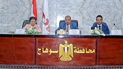 توقيع عقود تأجير وحدتي إنتاج الملابس وتصنيع الورق بمجمع عرب بني واصل الصناعي بسوهاج