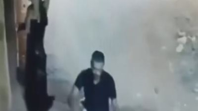 الأمن يفحص تداول فيديو واقعة تحرش شاب بسيدة في أحد الشوارع بمدينة السلام |صور