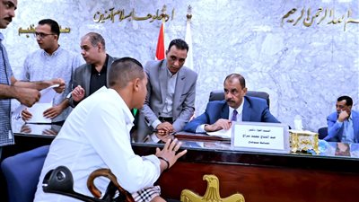 علاج على نفقة الدولة وأكشاك وفرص عمل.. أبرز طلبات المواطنين خلال اللقاء الجماهيري بسوهاج