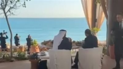 الرئيس السيسي والشيخ محمد بن زايد يتناولان الإفطار على شاطئ البحر في مدينة العلمين